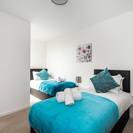 Ferienwohnung Chiswick Park 3 Bed 3 Bath West London - Parking Exterior foto