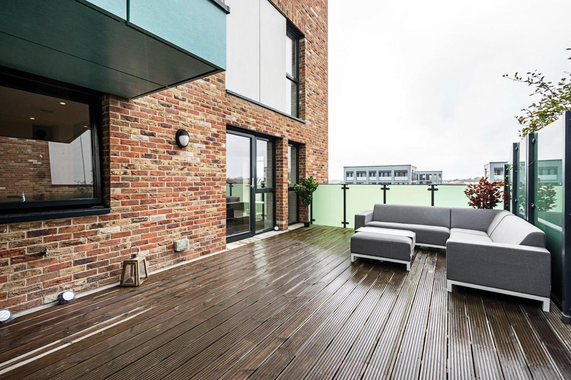 Ferienwohnung Chiswick Park 3 Bed 3 Bath West London - Parking Exterior foto