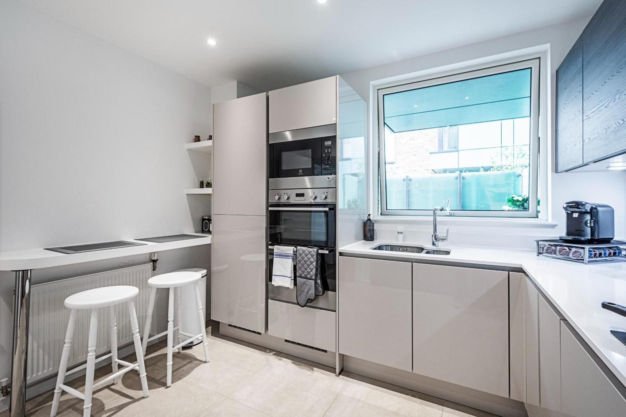 Ferienwohnung Chiswick Park 3 Bed 3 Bath West London - Parking Exterior foto