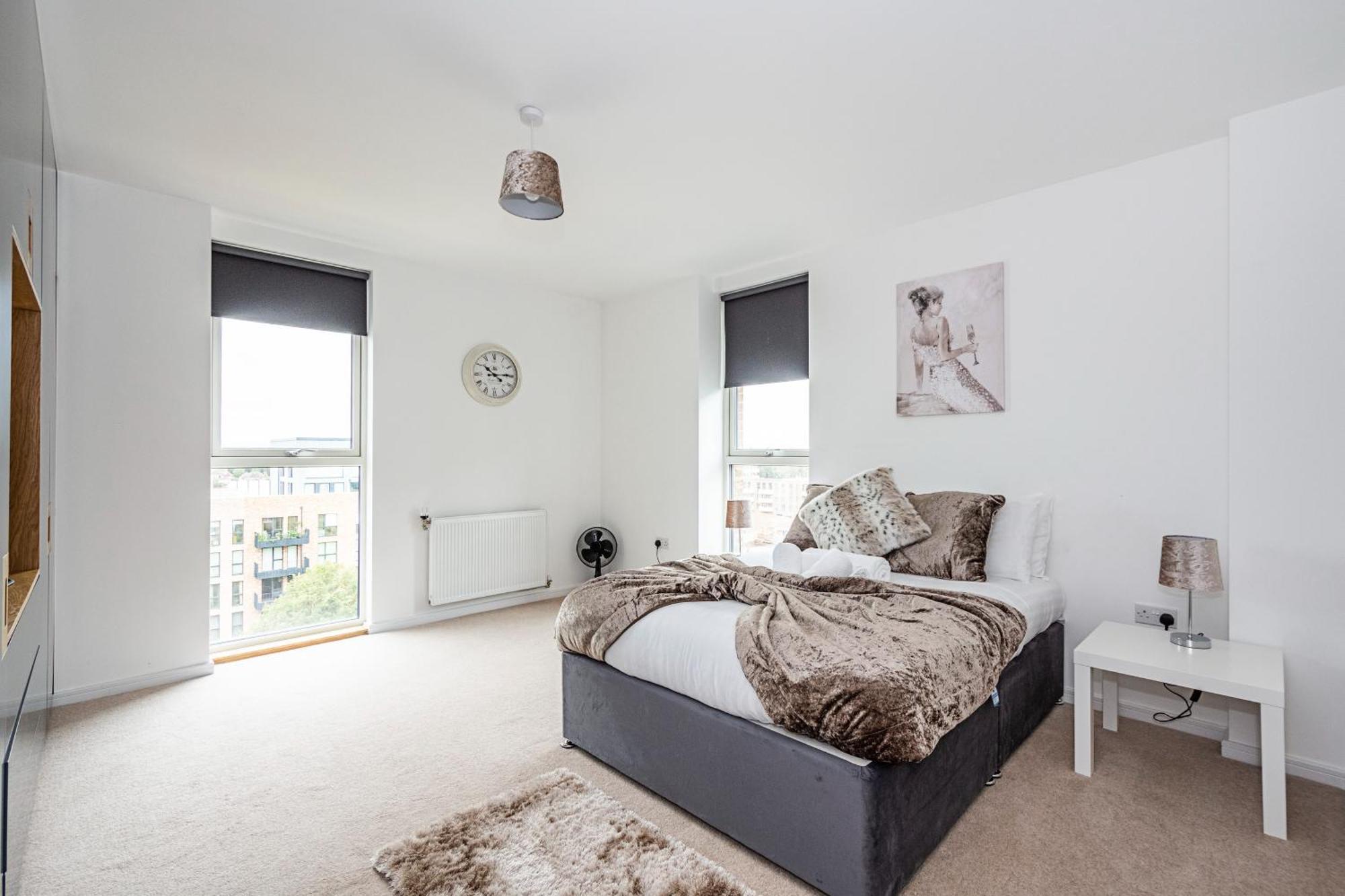 Ferienwohnung Chiswick Park 3 Bed 3 Bath West London - Parking Exterior foto