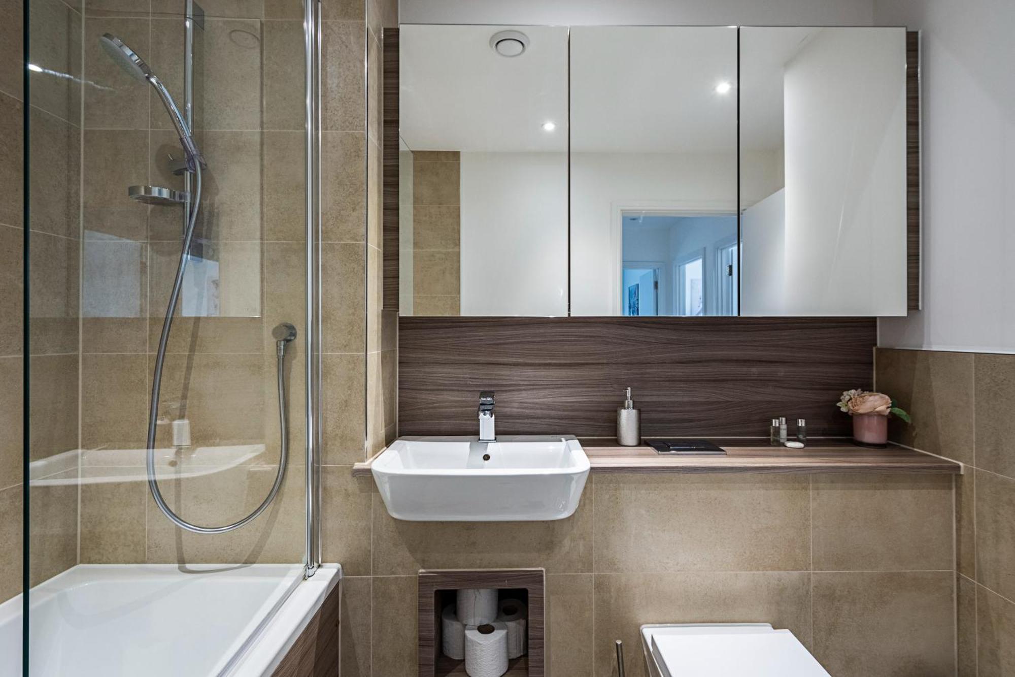 Ferienwohnung Chiswick Park 3 Bed 3 Bath West London - Parking Exterior foto
