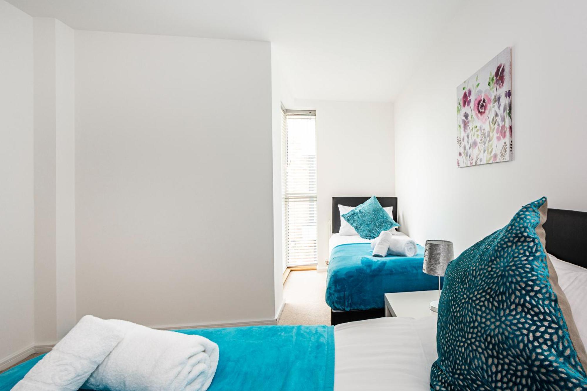 Ferienwohnung Chiswick Park 3 Bed 3 Bath West London - Parking Exterior foto