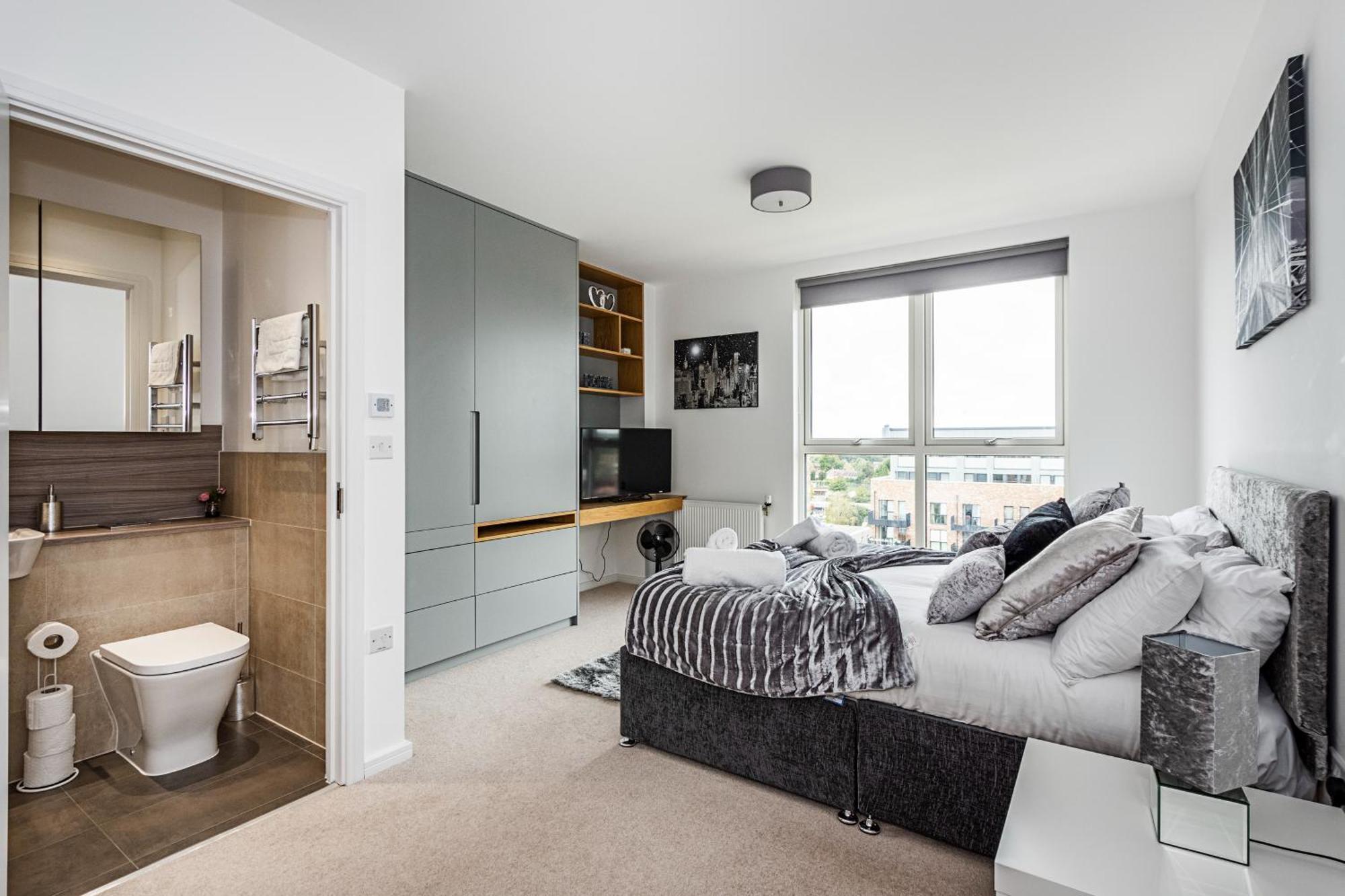 Ferienwohnung Chiswick Park 3 Bed 3 Bath West London - Parking Exterior foto
