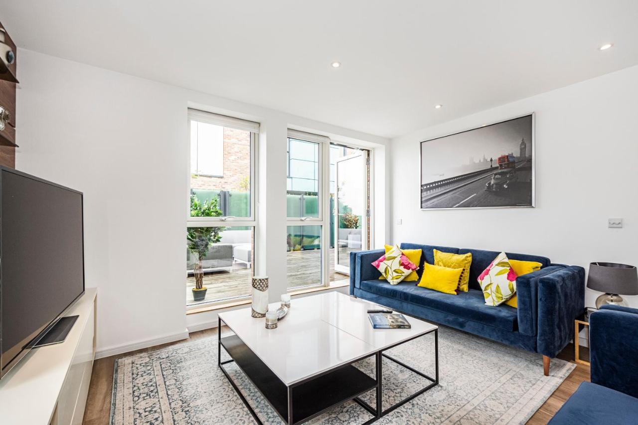 Ferienwohnung Chiswick Park 3 Bed 3 Bath West London - Parking Exterior foto