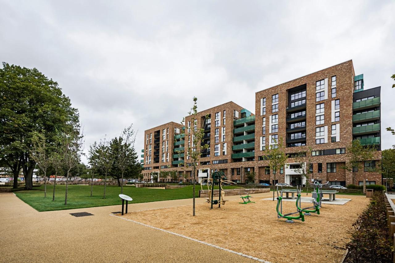 Ferienwohnung Chiswick Park 3 Bed 3 Bath West London - Parking Exterior foto