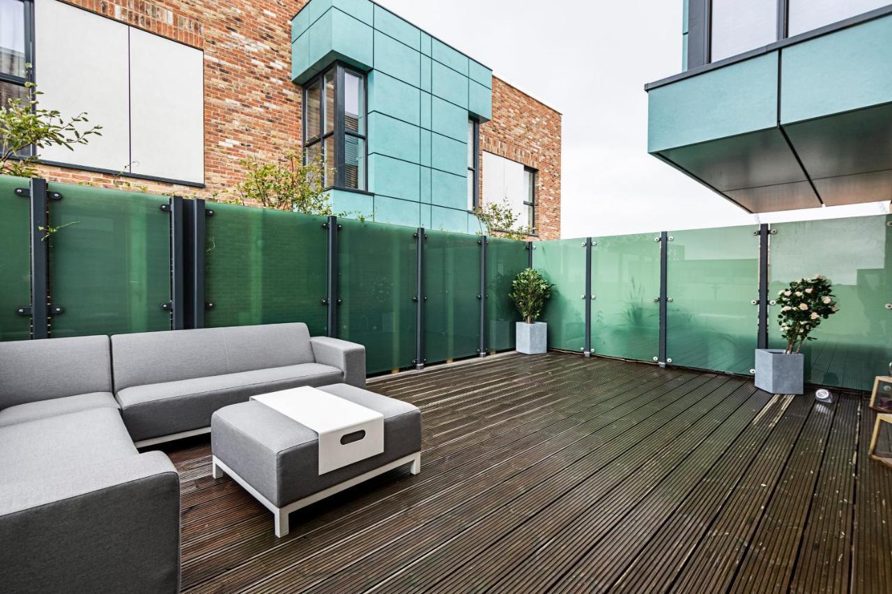 Ferienwohnung Chiswick Park 3 Bed 3 Bath West London - Parking Exterior foto