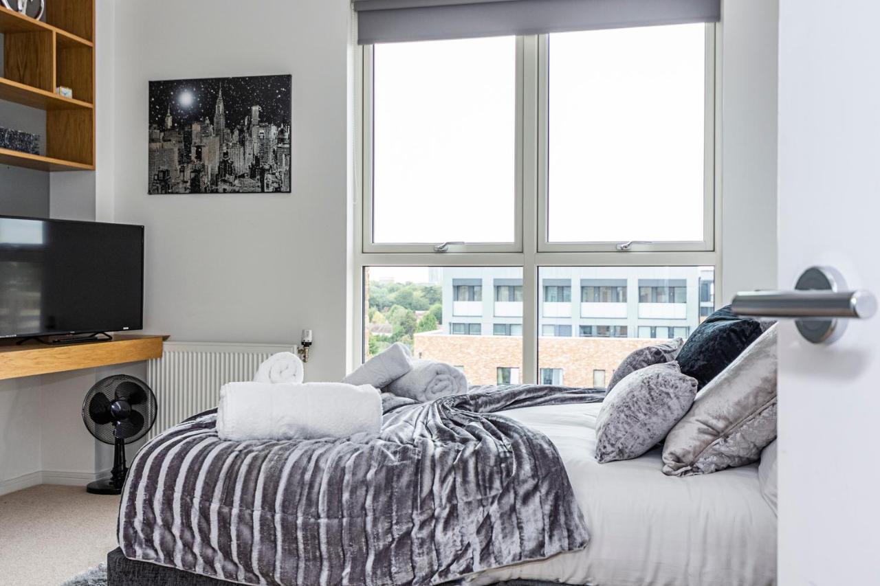 Ferienwohnung Chiswick Park 3 Bed 3 Bath West London - Parking Exterior foto