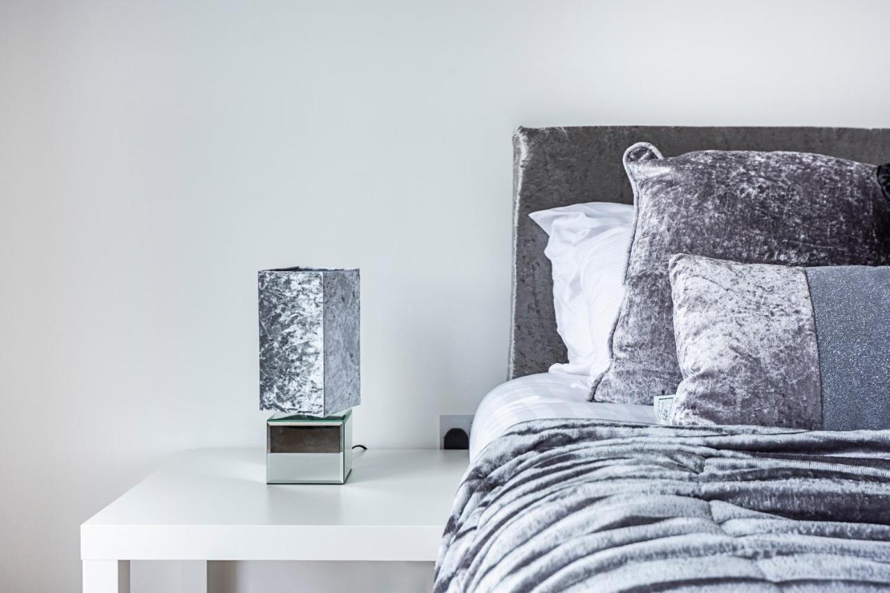 Ferienwohnung Chiswick Park 3 Bed 3 Bath West London - Parking Exterior foto