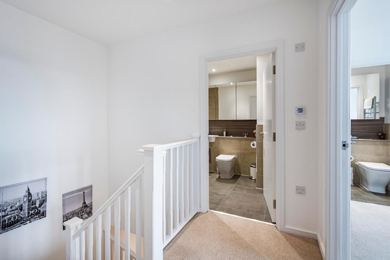 Ferienwohnung Chiswick Park 3 Bed 3 Bath West London - Parking Exterior foto