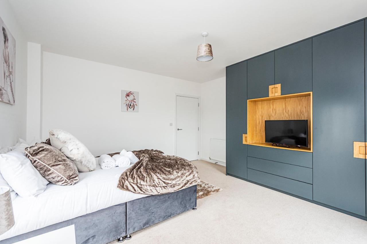 Ferienwohnung Chiswick Park 3 Bed 3 Bath West London - Parking Exterior foto