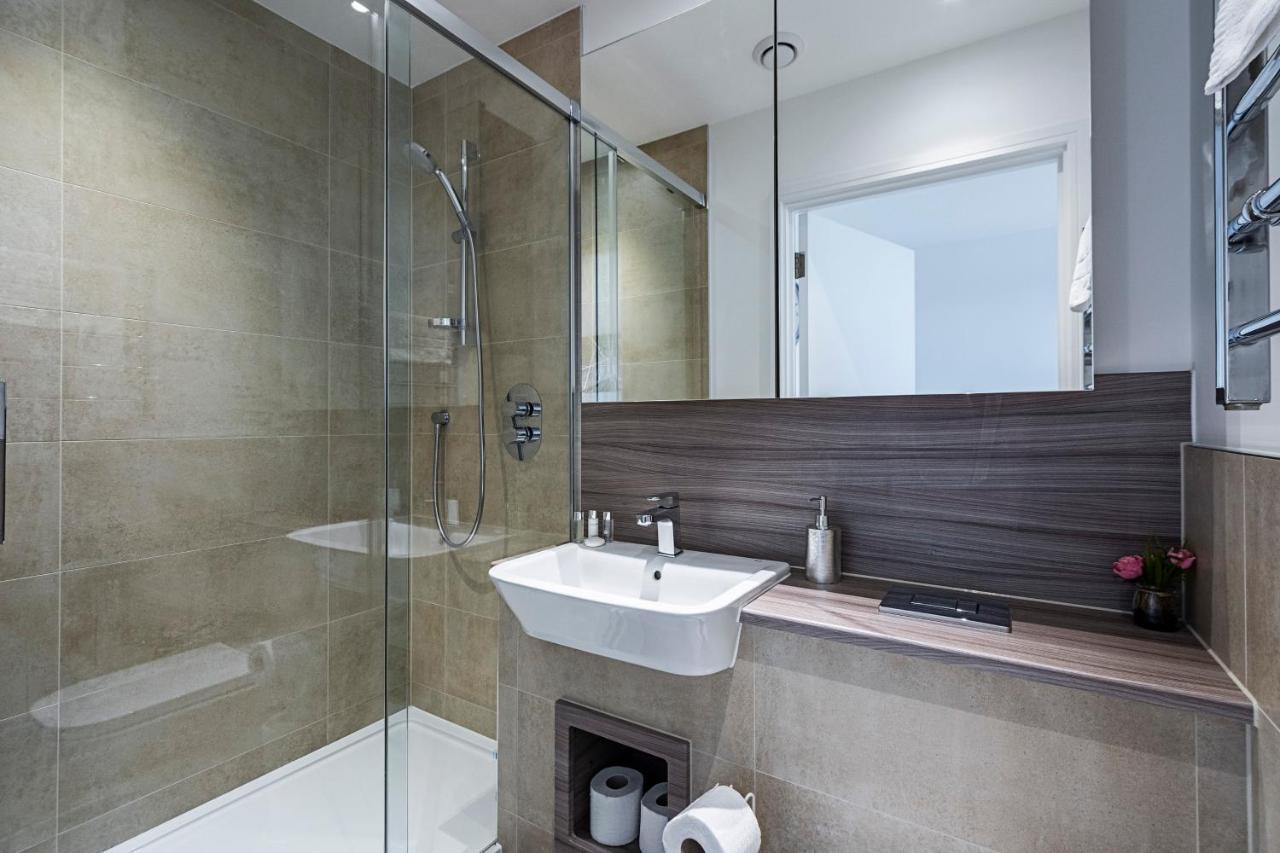 Ferienwohnung Chiswick Park 3 Bed 3 Bath West London - Parking Exterior foto