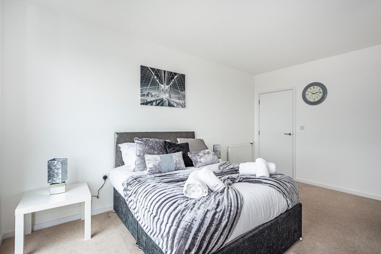Ferienwohnung Chiswick Park 3 Bed 3 Bath West London - Parking Exterior foto