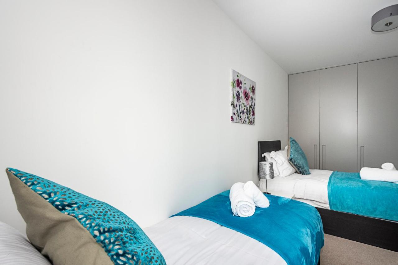 Ferienwohnung Chiswick Park 3 Bed 3 Bath West London - Parking Exterior foto