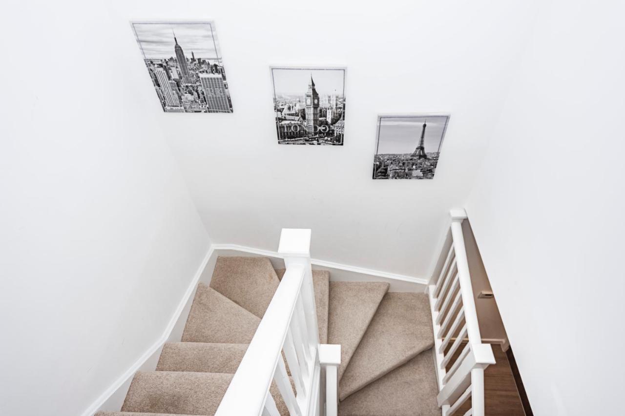 Ferienwohnung Chiswick Park 3 Bed 3 Bath West London - Parking Exterior foto