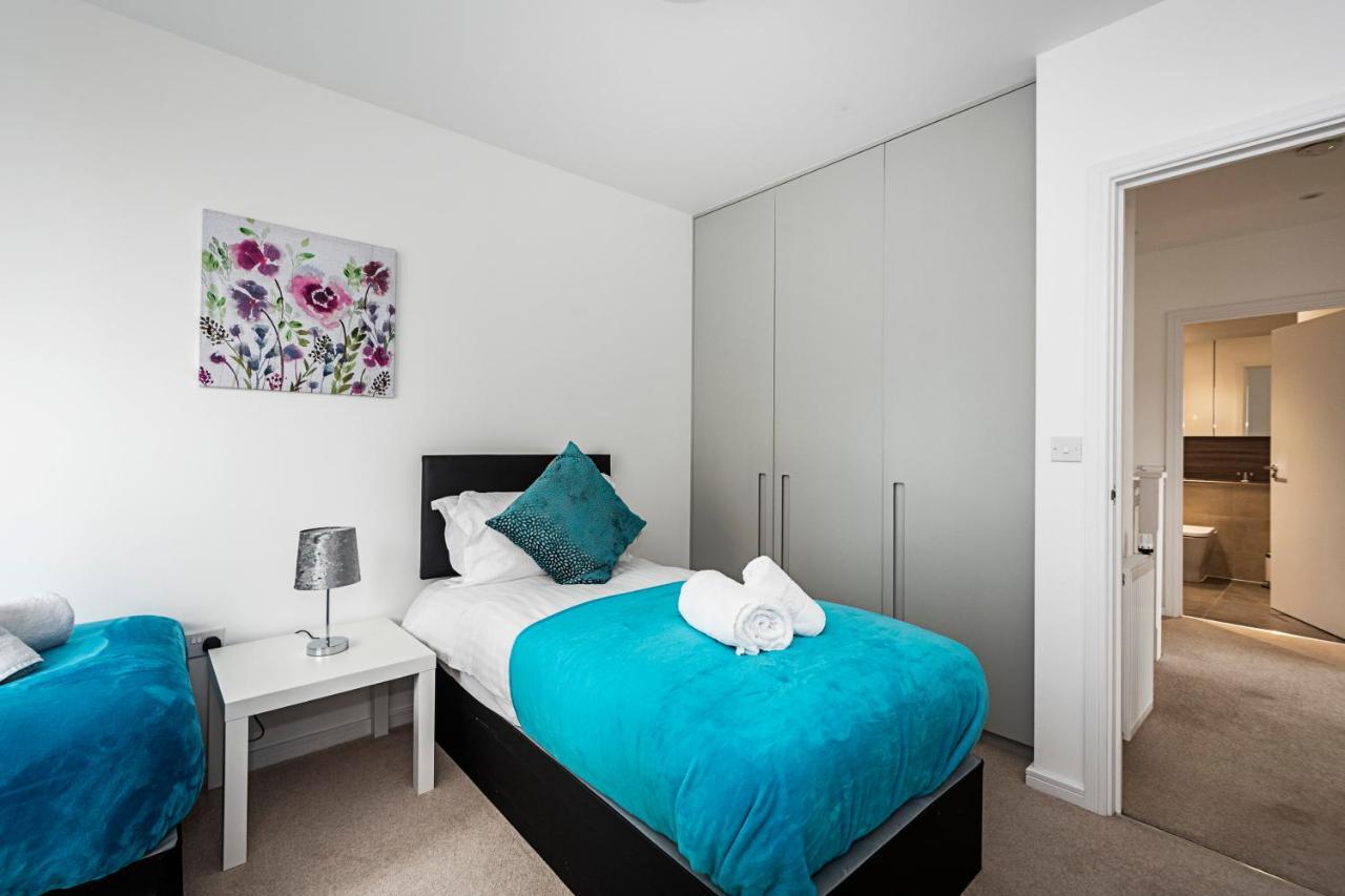 Ferienwohnung Chiswick Park 3 Bed 3 Bath West London - Parking Exterior foto